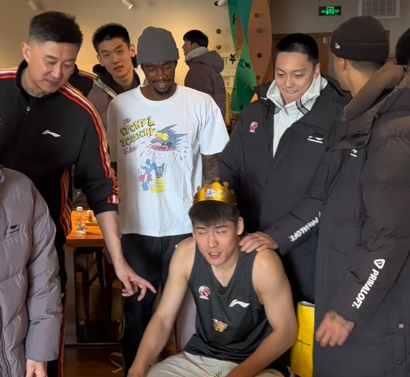 世界杯官方平台-广东为陈家政庆生!小胡徐杰按捺不住,杜锋待遇拉满,4人下狠手